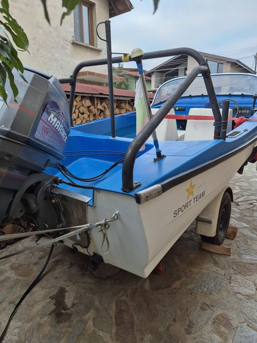 Продавам лодка с колесар ,не е регестрирана ,мотор 50 к маринер