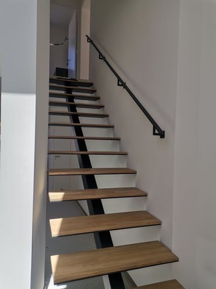 Realizăm la comandă: Scări metalice