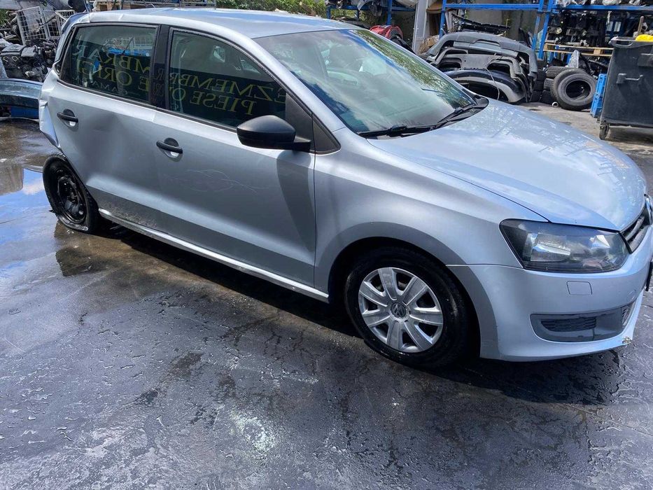 dezmembrez vw polo 6R cod motor CFWA/capota 6r/hayon 6r/faruri 6r