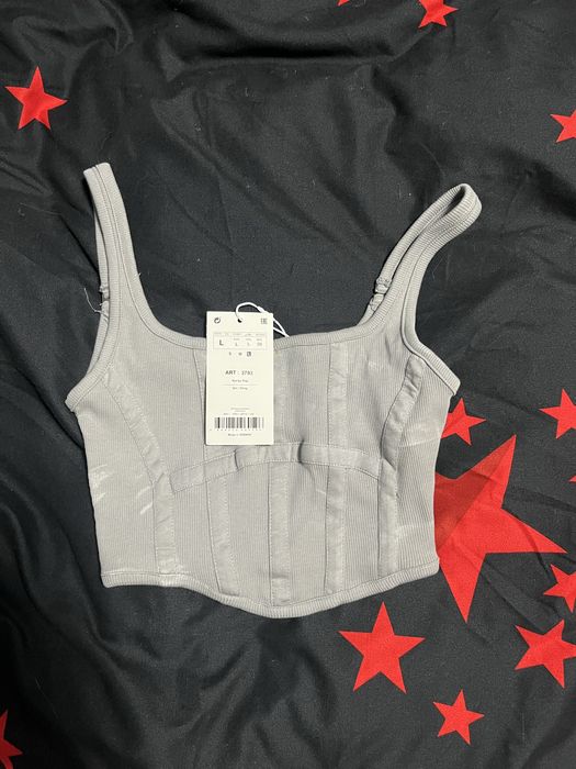 Къс потник с визия на корсет