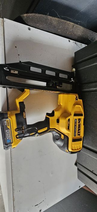Pistol cuie Dewalt Dcn 662
