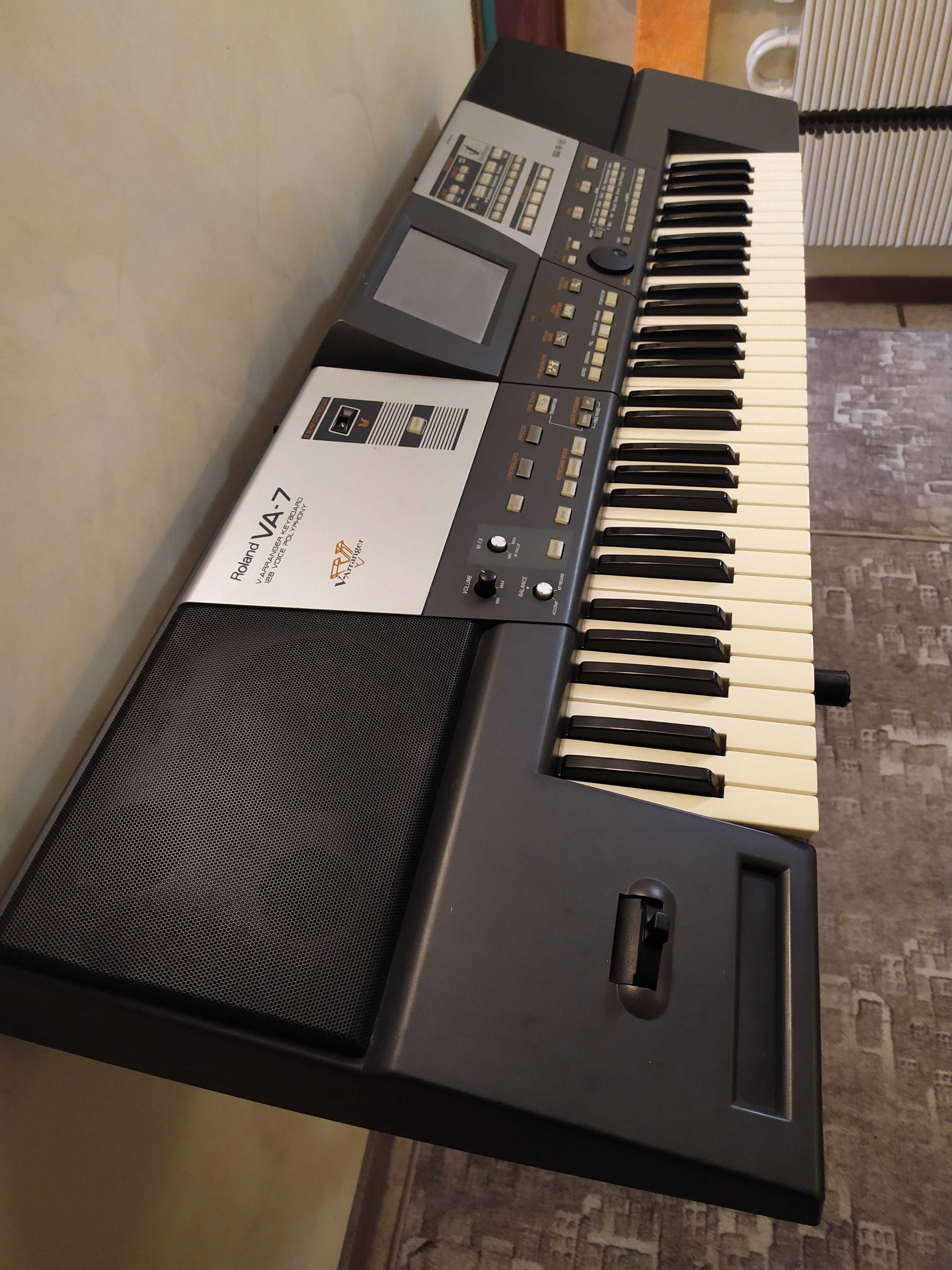 Синтезатор , клавир аранжор Roland VA-7 VariPhrase .