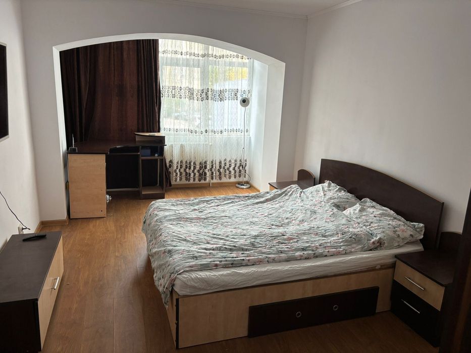 Vând apartament 4 camere
