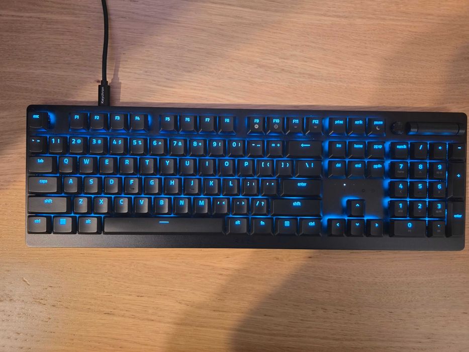 Продавам нископрофилна механична клавиатура Razer DeathStalker V2
