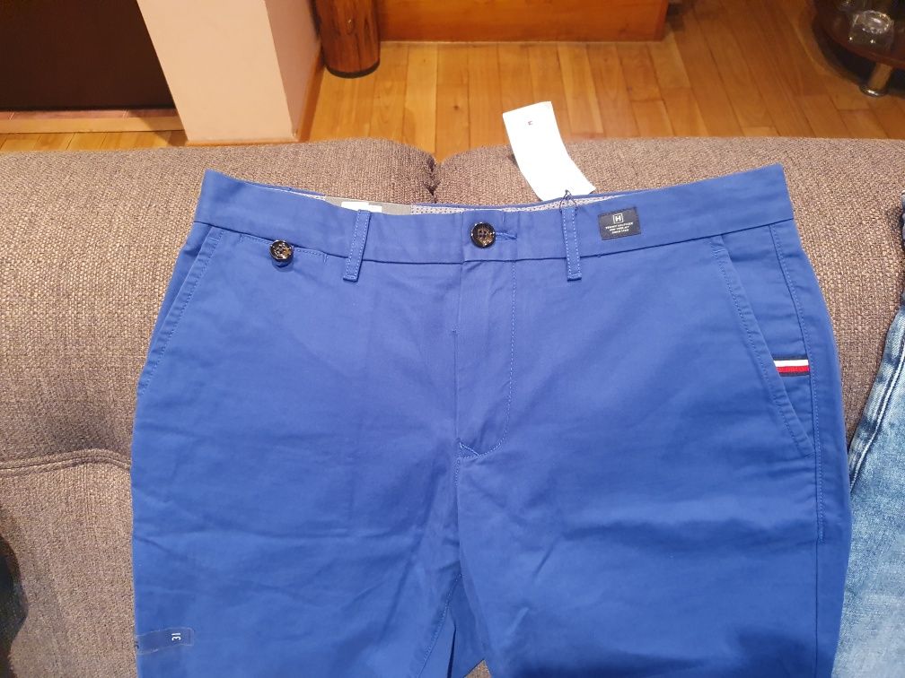 Vand pantaloni scurti barbati Tommy Hilfiger W29 si W31
