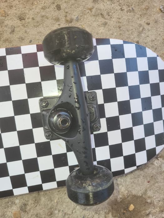 Vând skateboard aproape nou