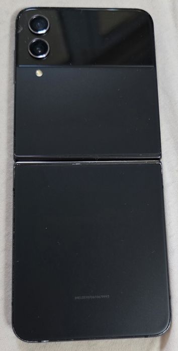 Samsung Galaxy Z flip4 cu pată pe display