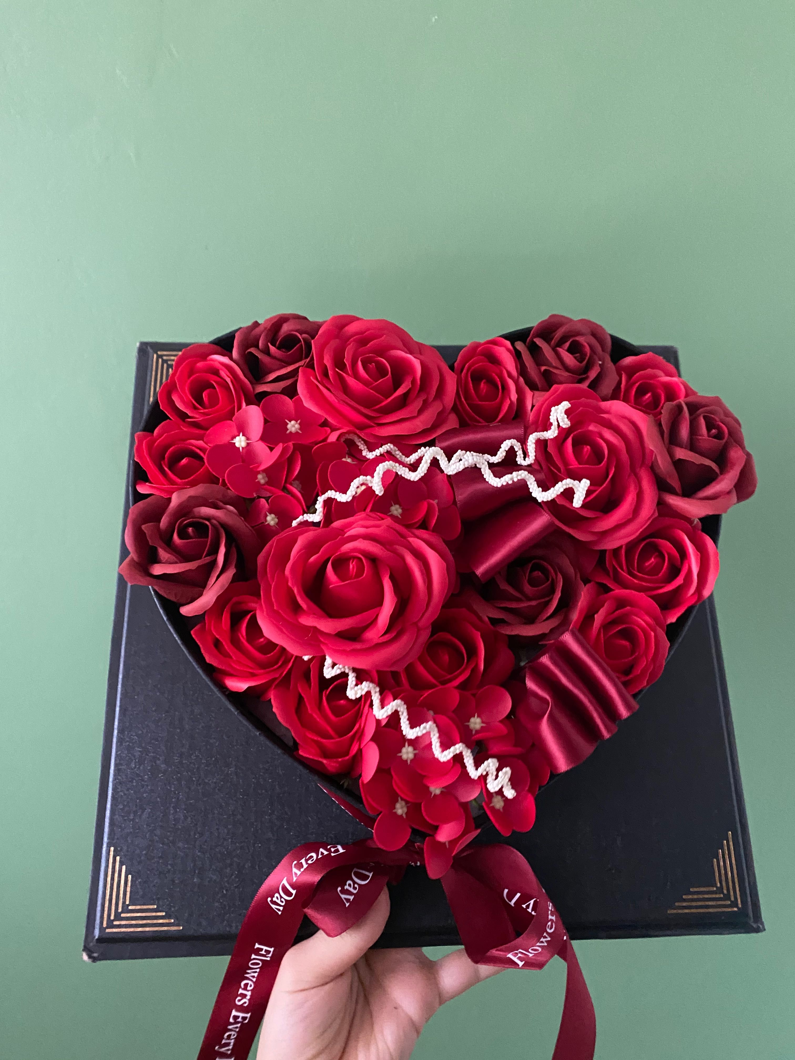 Сърце от червени рози/ цветя в кутия сърце Свети Валентин