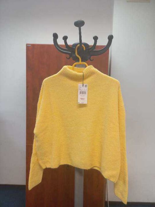 Pulovar nou Mango, cu eticheta