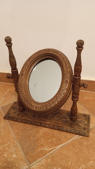 Oglinda traditionala de masa din lemn foarte veche, sculptata manual