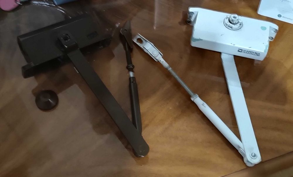 Продам доводчик  двери .