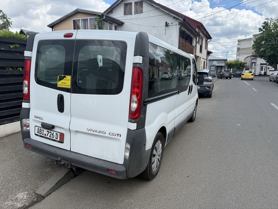 Inchiriez microbuz 9 locuri