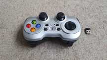 Контролер Gamepad Logitech F710 , безжичен и Зарядно устройство