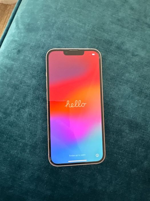 Apple iPhone 13 продаётся