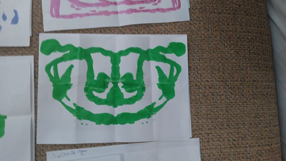 Рисунки които един чип е от бои а пък другият и е ме от моливи