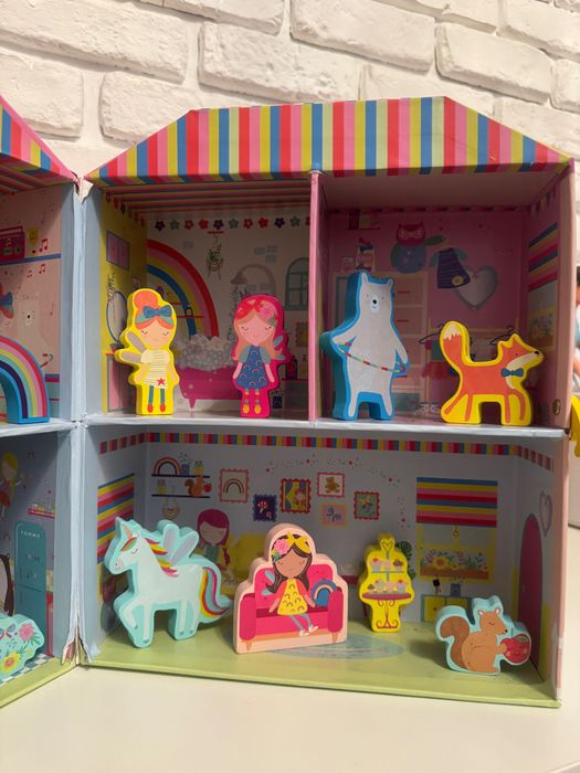 Кутия тип къщичка за игра с дървени фигурки, феи, дъги, еднорози.