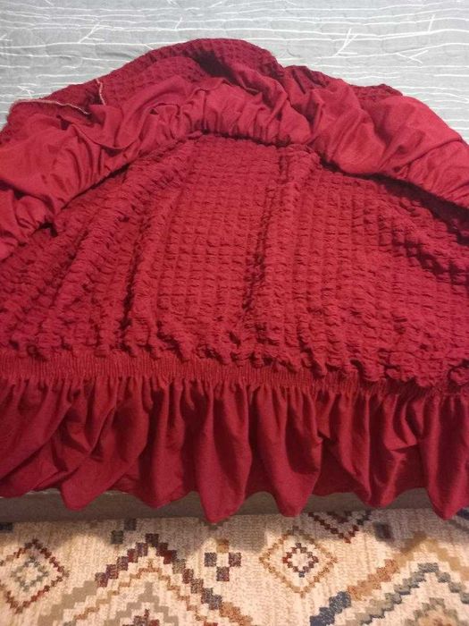 Husa de culoare grena cu elastic.