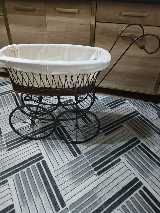 Vând cărucior vechi pentru papusi