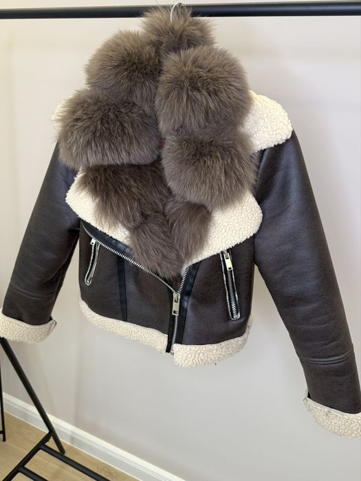 Късо палто от еко кожа и яка от ествен косъм