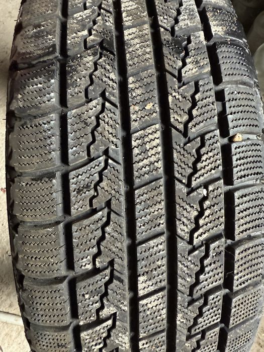 Шины зимние Roadstone 215/60/16