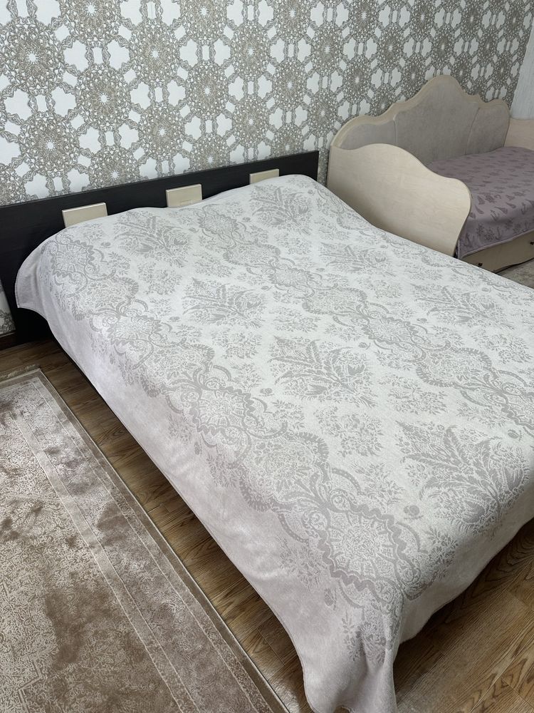 Двухспальная Кровать с комодом