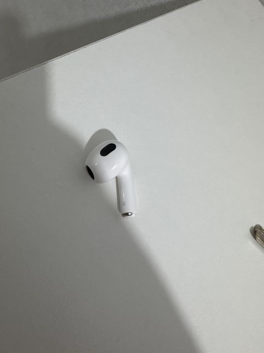 Продам правый наушник AirPods 3 поколения
