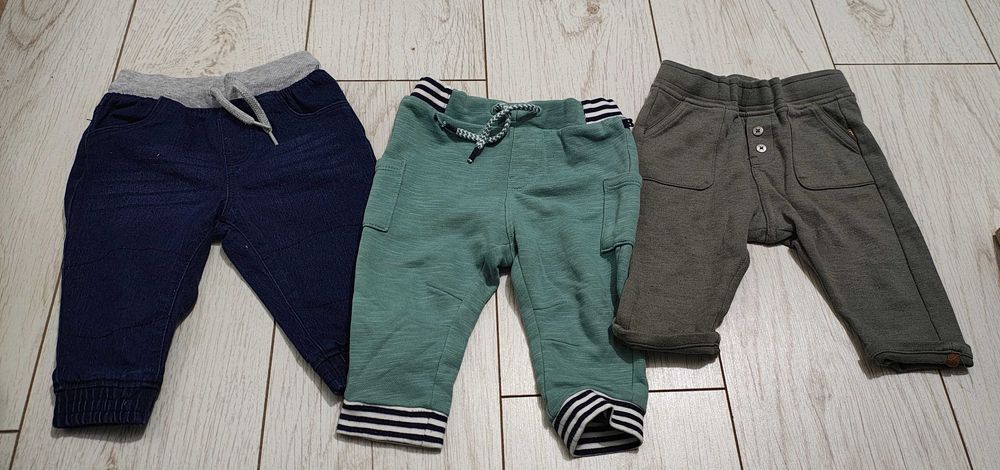 Lot Pantaloni baietel bebe marimea 74 si 2 sepcute