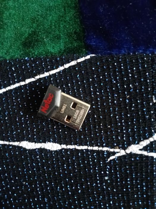 Продам USB флешку 16Гб с установочной виндой