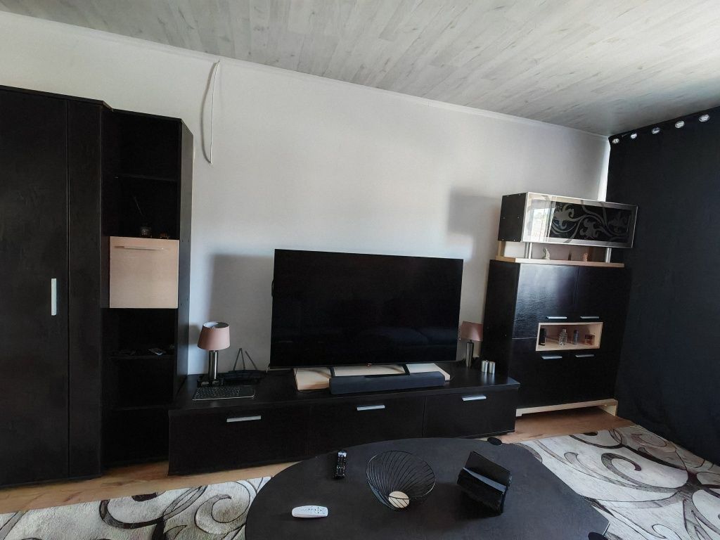 Mobilă Living cu Vitrină Umerașe Rafturi