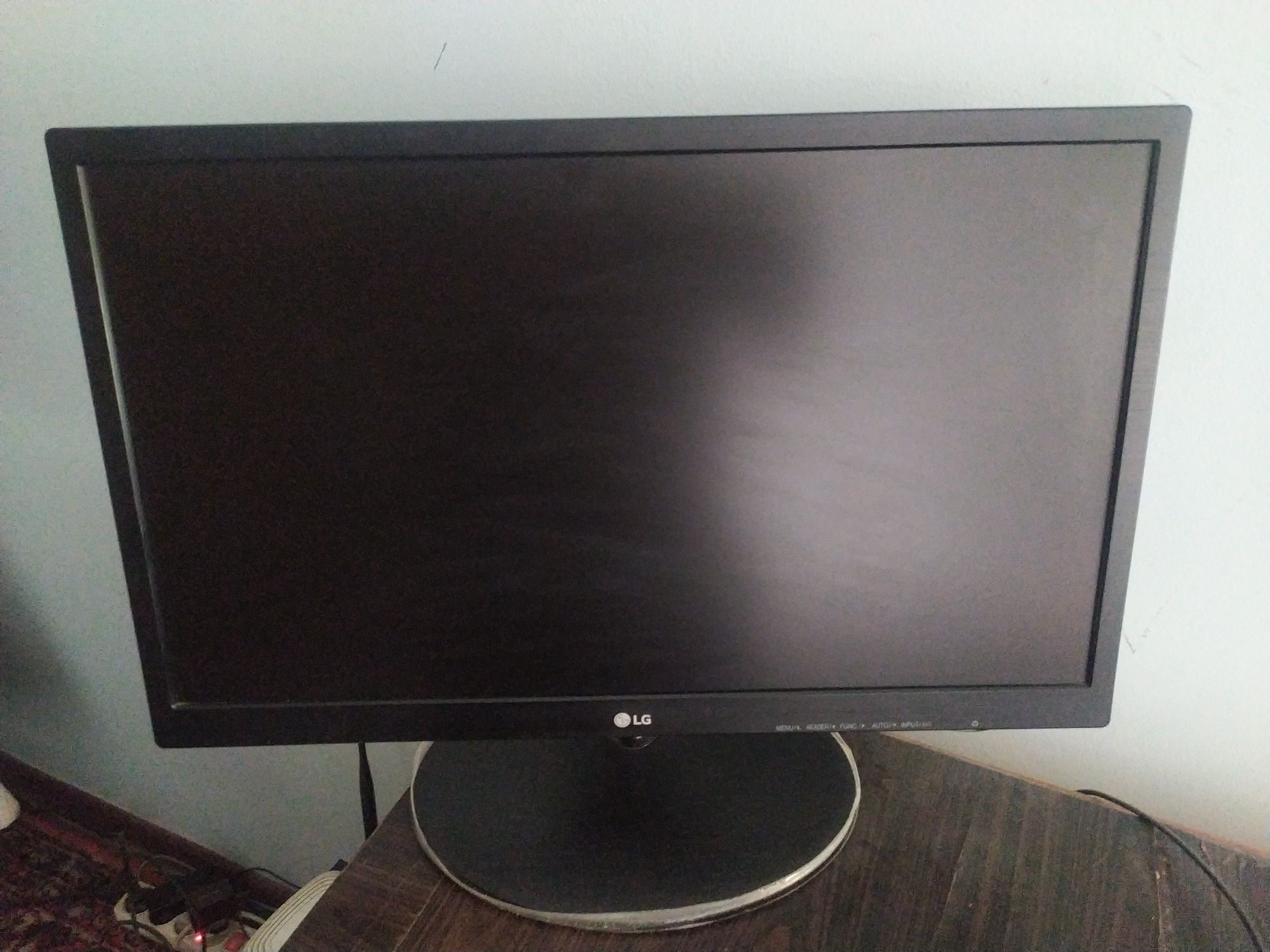 Продам мониторы LG 22 19 дюймов клавиатура Avtech KL23MU