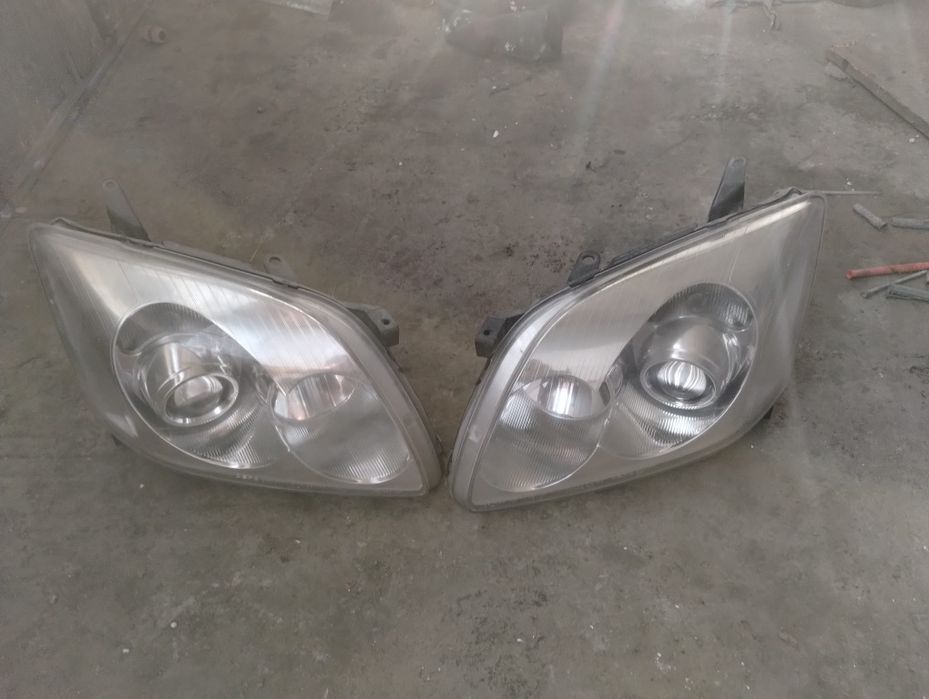 Faruri Toyota avensis 2007