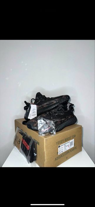 Yeezy 350 (2 perechi disponibile)