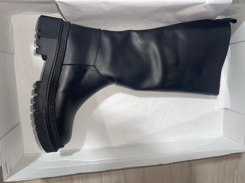 Чисто нови дамски ботуши– масивна подметка, стил и качество!