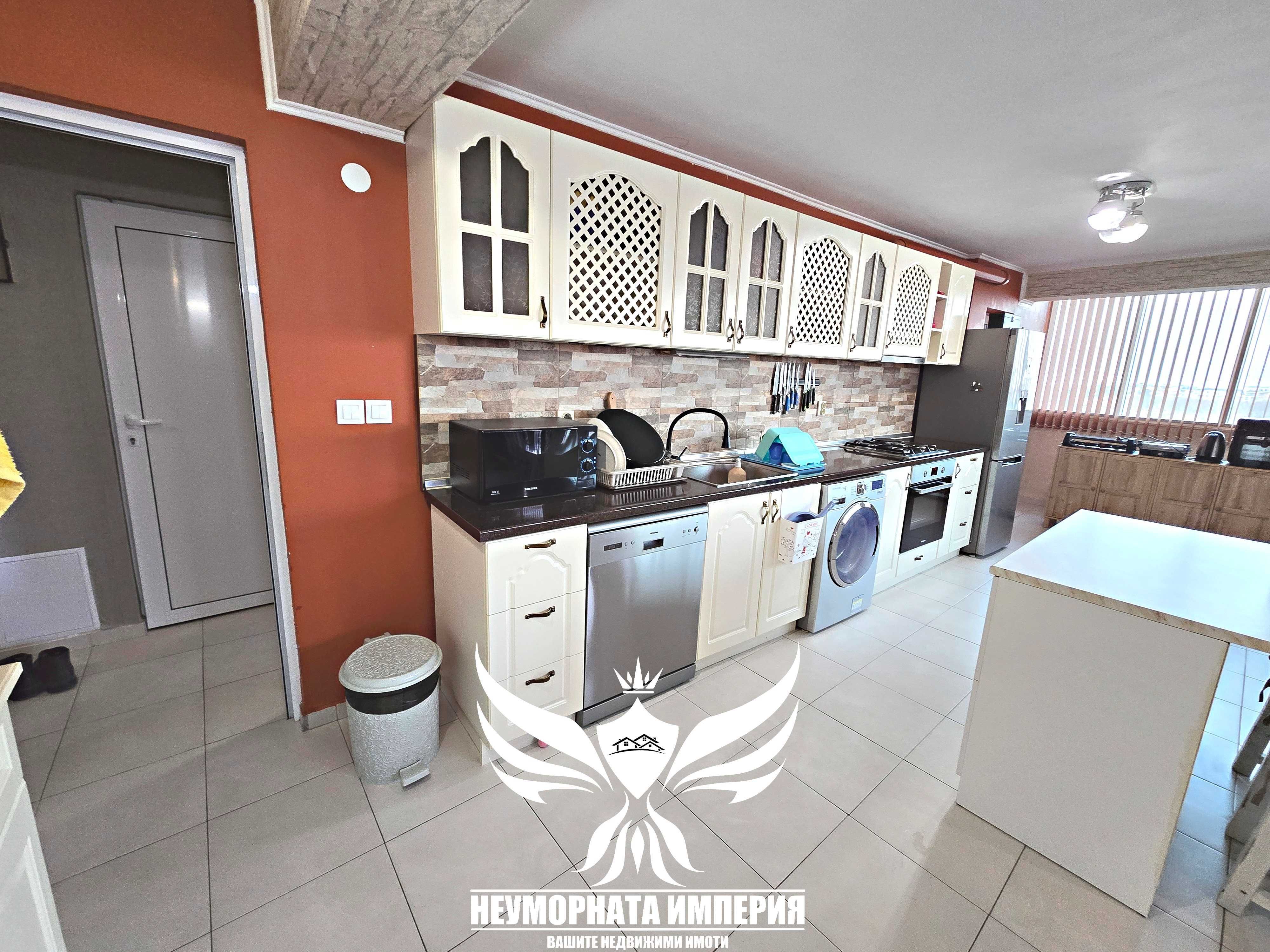 Продавам тристаен апартамент 115кв.м. 4ет. в гр.Асеновград до Пазара