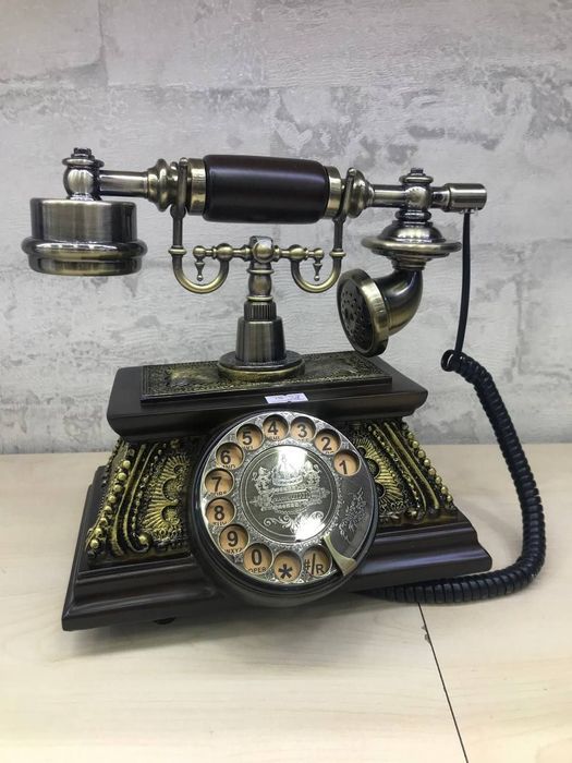 Aнтикварный или винтажный телефон с дисковым