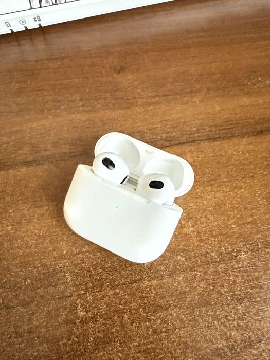 Продам Airpods 3