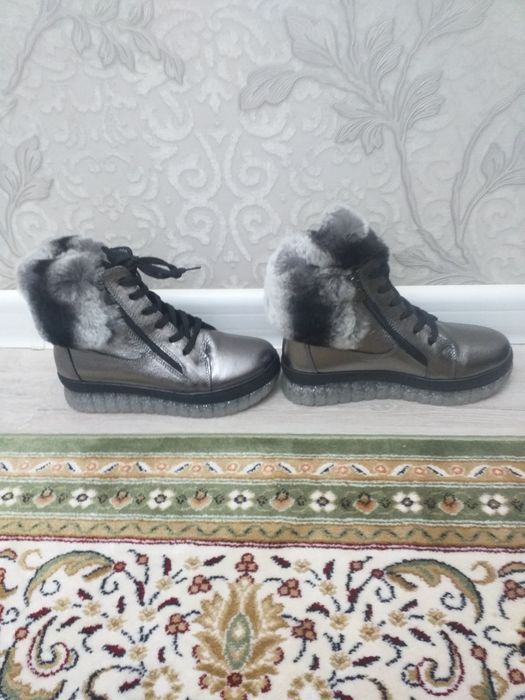 Продаётся 37размер.