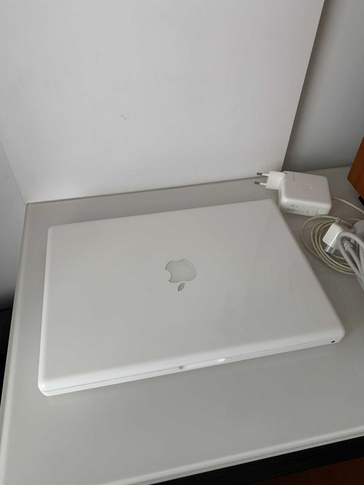 Apple MacBook 13” 2009 model A1181 stare bună laptop