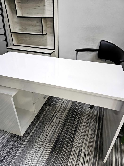 Продавам бюро за маникюр