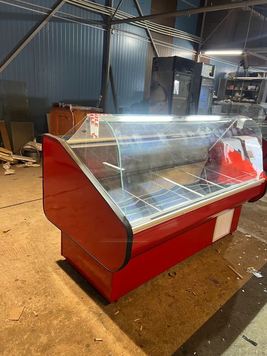 Vitrina frigorifica cu geam curbat pentru mezeluri