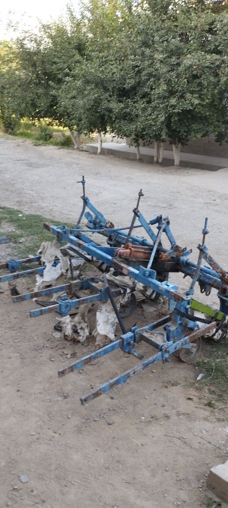 Kultuvassa traktor