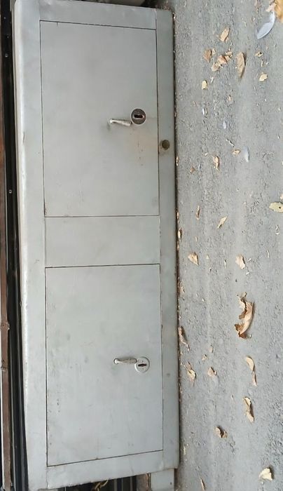 Продаётся сейф металлический.