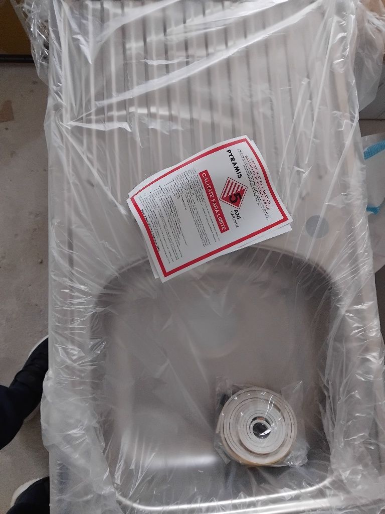 Chiuveta din granit maro  Franke si pyramis din inox