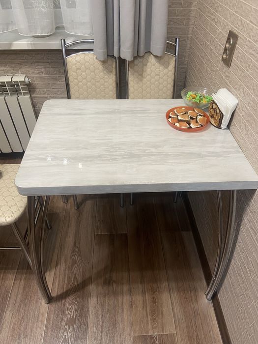 Продам кухонный стол