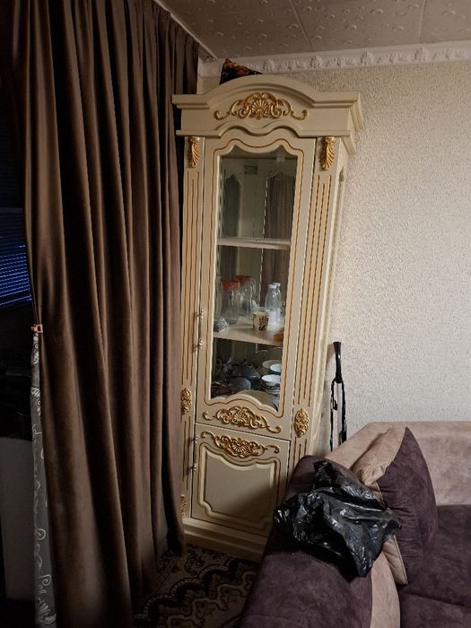 Mexmonxona garnituri sotiladi..