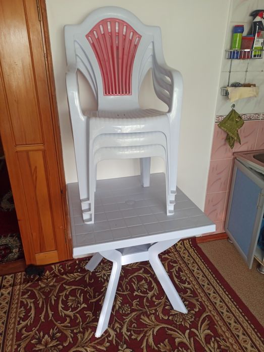 Стол стулья из пластика