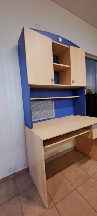 Ученическо бюро с надстройка и подвижен  втори  плот за клавиатурата