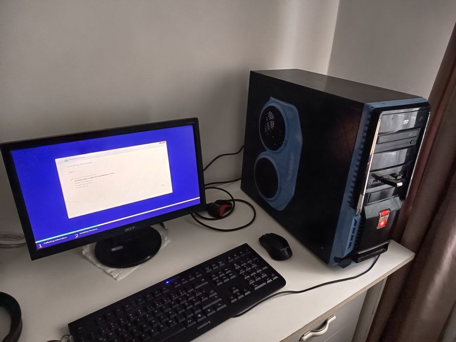 Monitor+ PC/calculator Intel i5 650, 8 GB,  240 gb