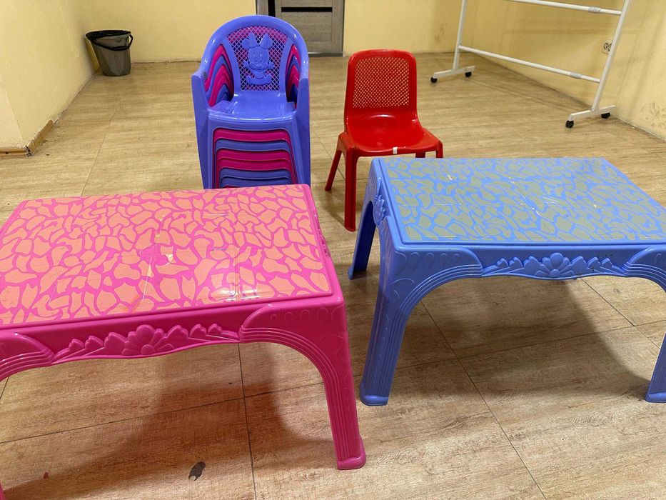 Доска, стеллаж, стол, стул, переплётный аппарат и другое.