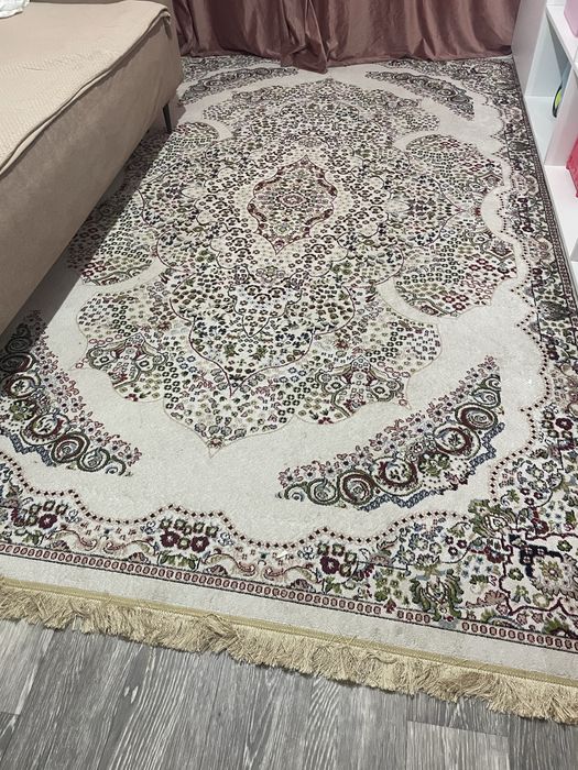 Продам БУ ковер за хорошем состоянии…………………………………..